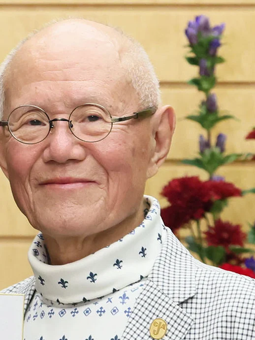 Portrait du mangaka Tetsuya Chiba, souriant, en novembre 2023 à Tōkyō