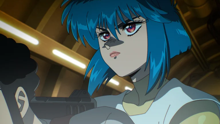 Motoko Kusanagi, cheveux bleus et yeux rouges, arme au poing dans un couloir éclairé, dans l'anime The Ghost in the Shell de Science SARU